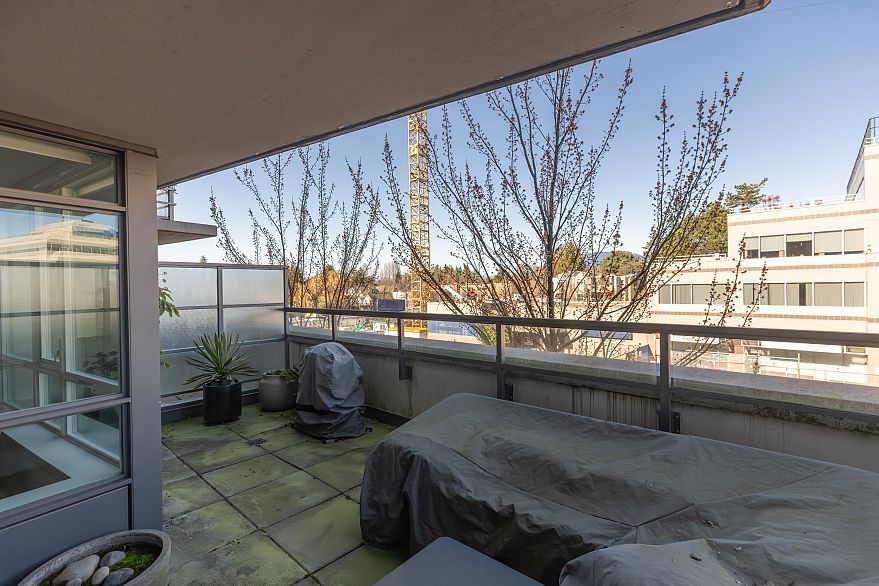 369 2080 W Broadway Street