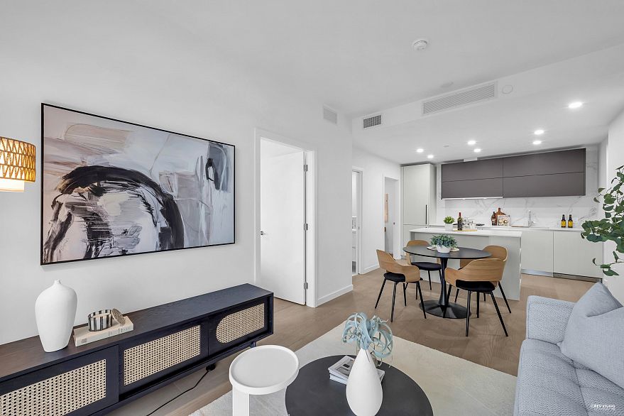 408 8415 Granville Street