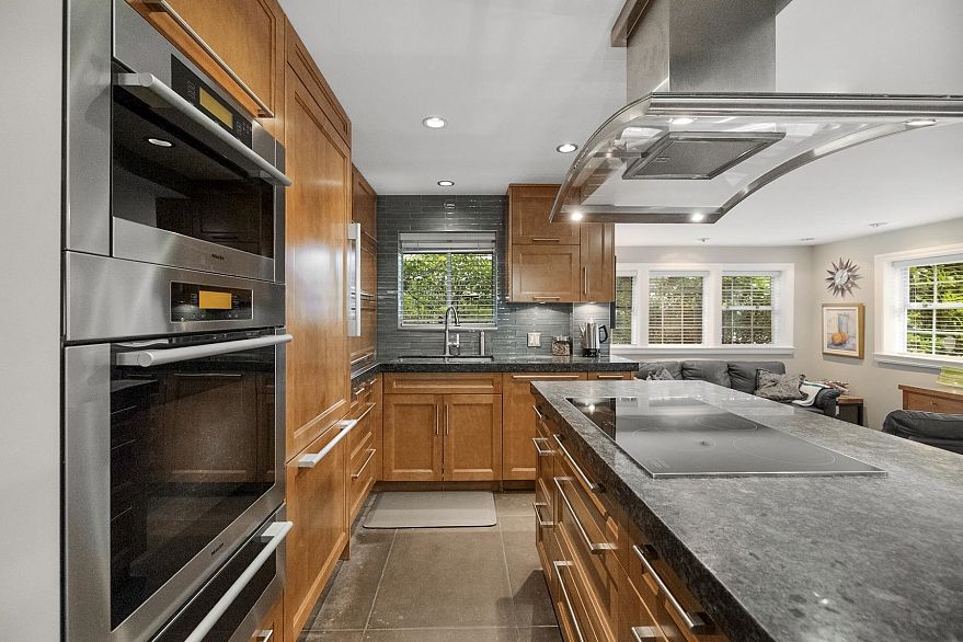 103 828 Gilford Street