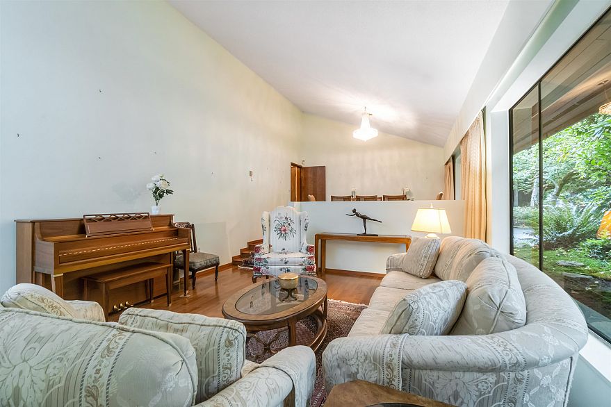 4262 Yuculta Crescent