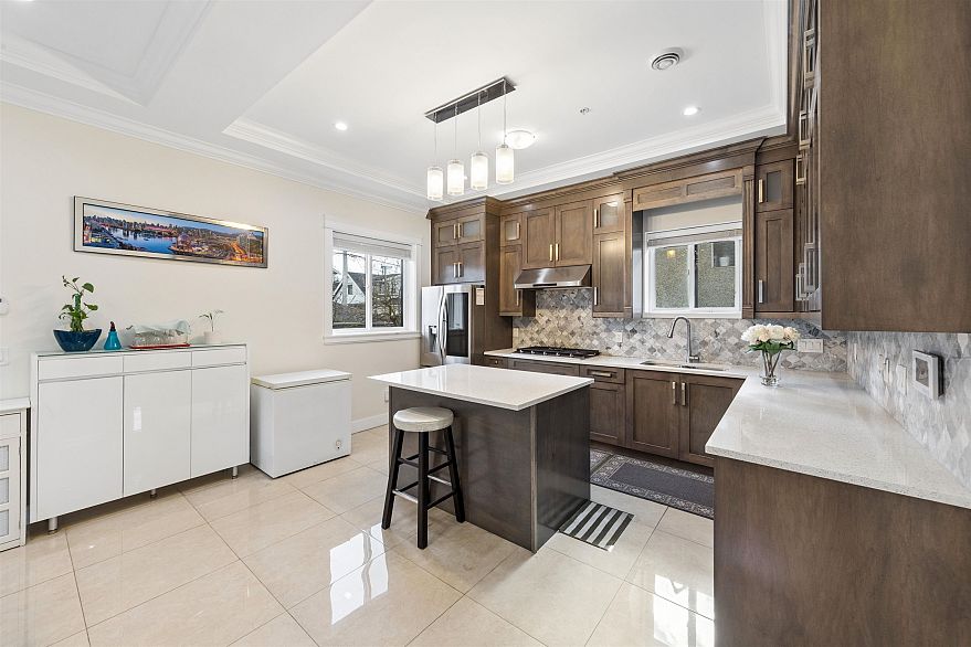 6182 Commercial Street