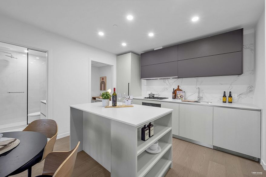 408 8415 Granville Street