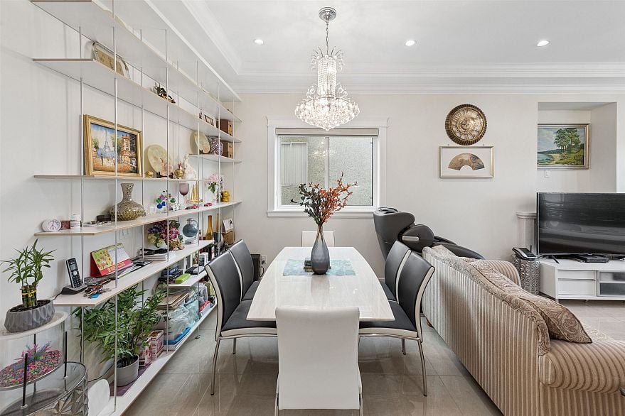 6182 Commercial Street