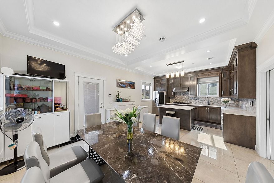 6182 Commercial Street