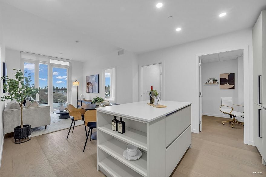 408 8415 Granville Street