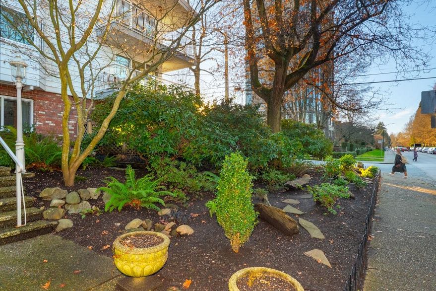 203 1696 W 10th Avenue