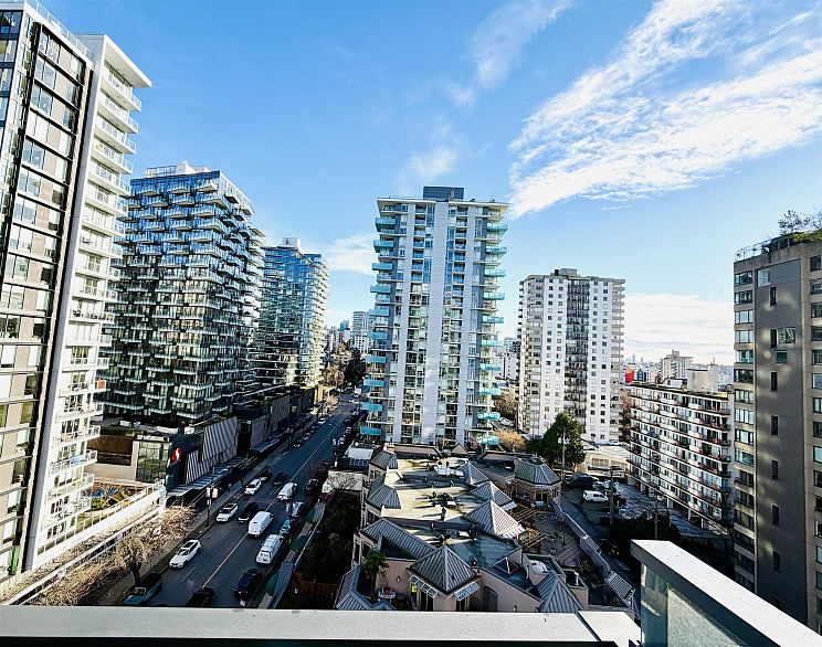 1103 1221 Bidwell Street