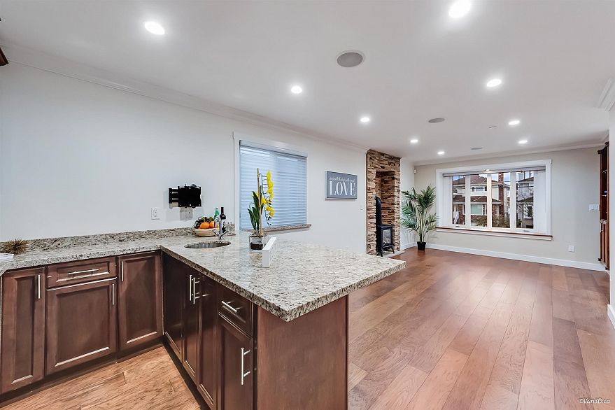 6167 Commercial Street