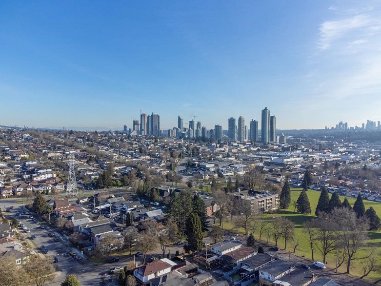 2 3547 E Georgia Street