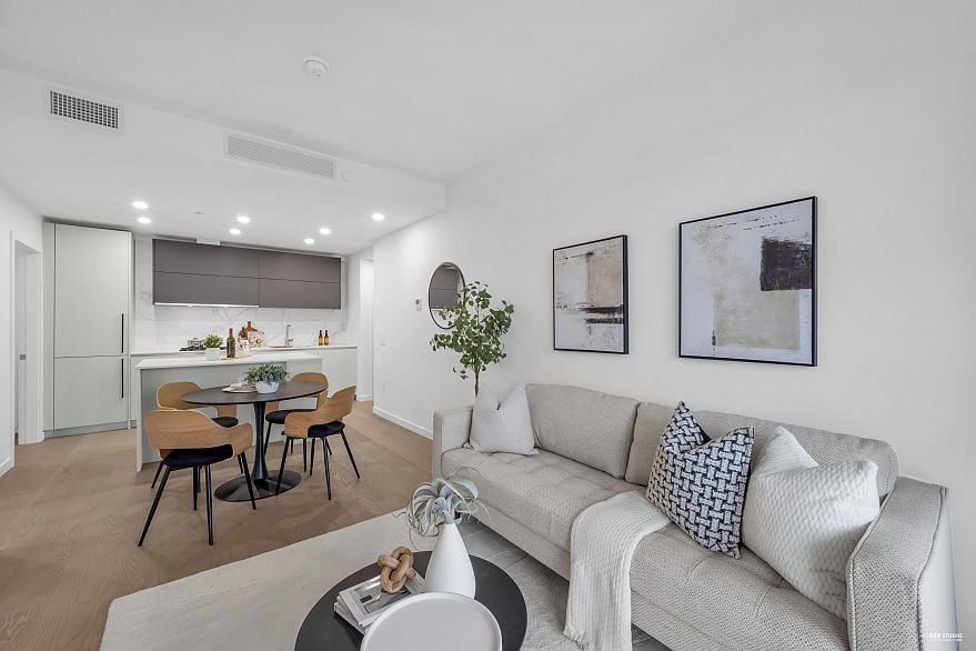 408 8415 Granville Street