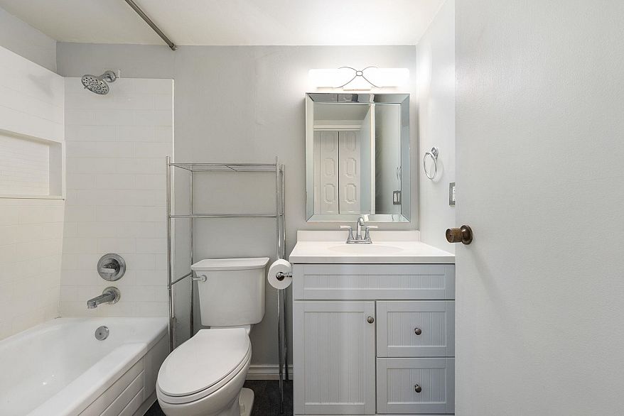 215 830 E 7th Avenue