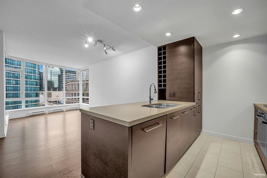 1002 833 Homer Street