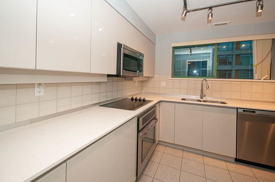 1606 909 Burrard Street