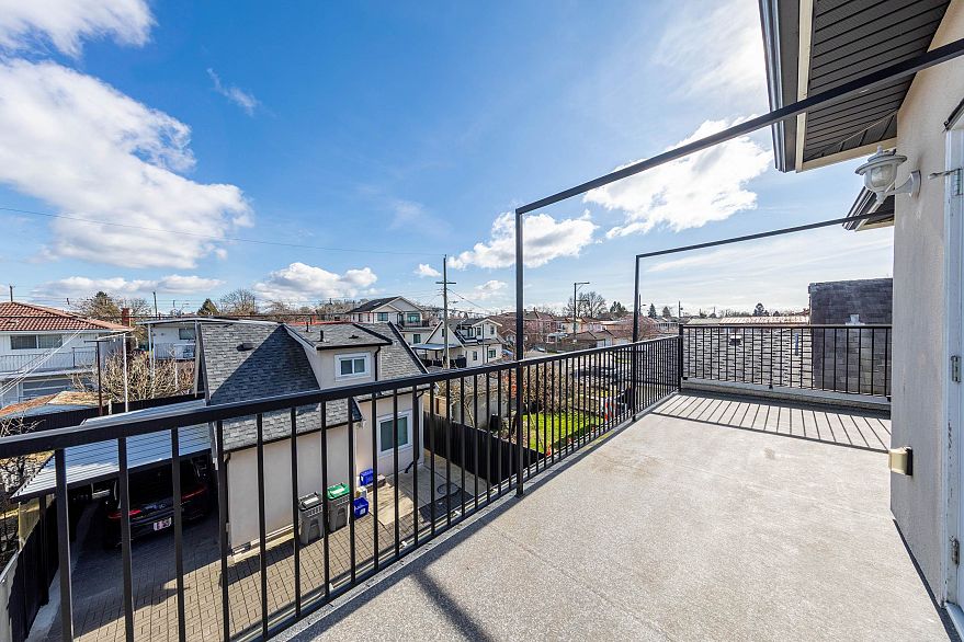 6182 Commercial Street