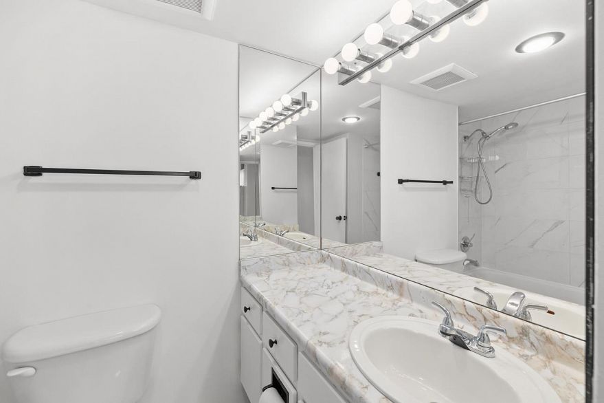 808 1330 Harwood Street