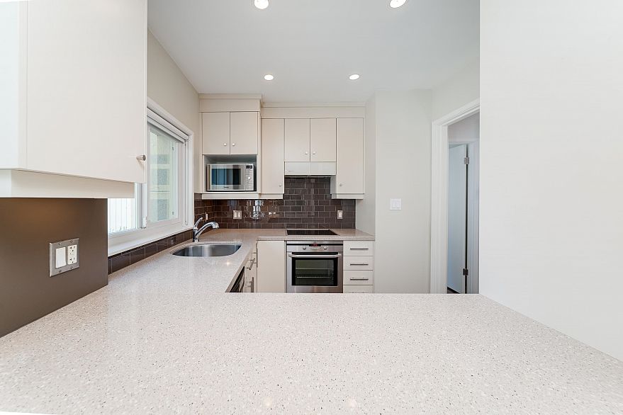 106 1972 Robson Street