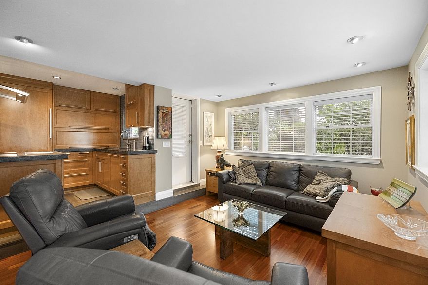 103 828 Gilford Street