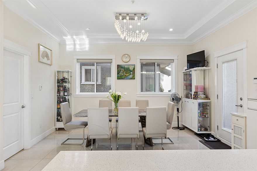 6182 Commercial Street