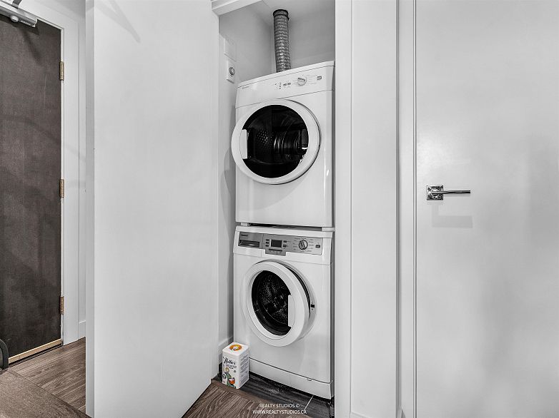 3305 1283 Howe Street