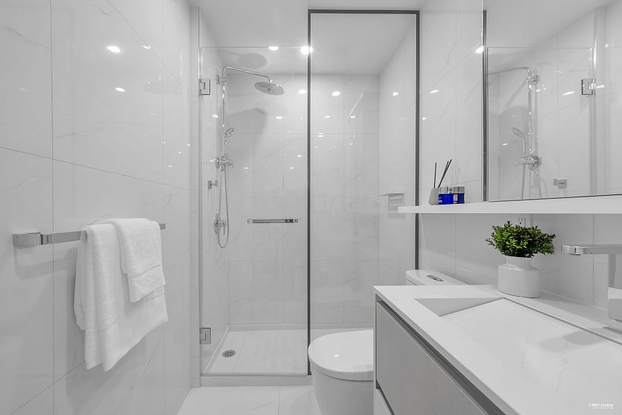 408 8415 Granville Street