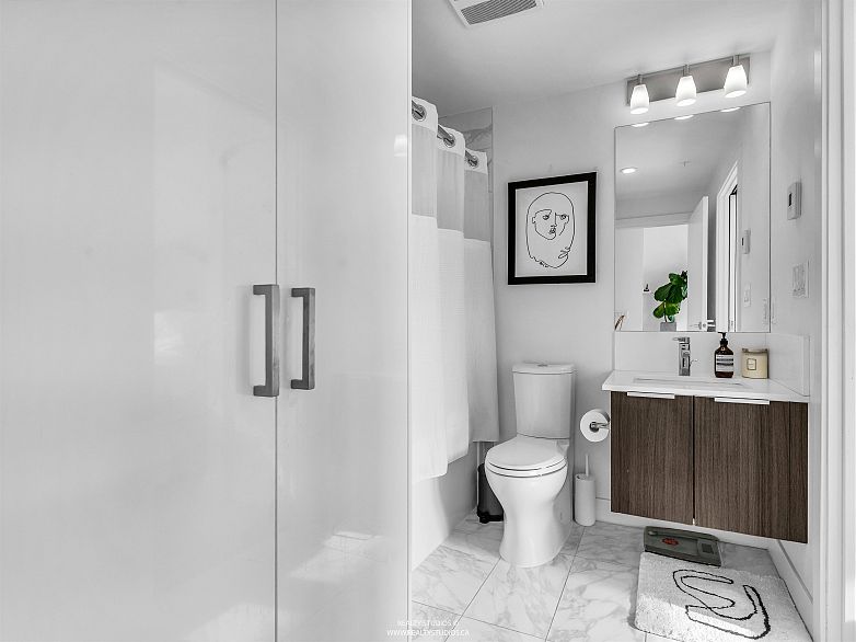 3305 1283 Howe Street