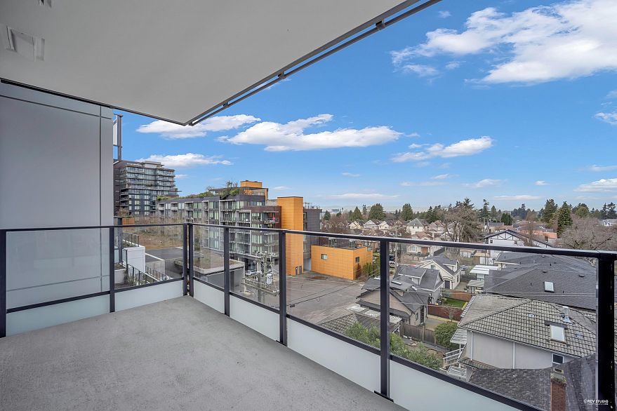 408 8415 Granville Street