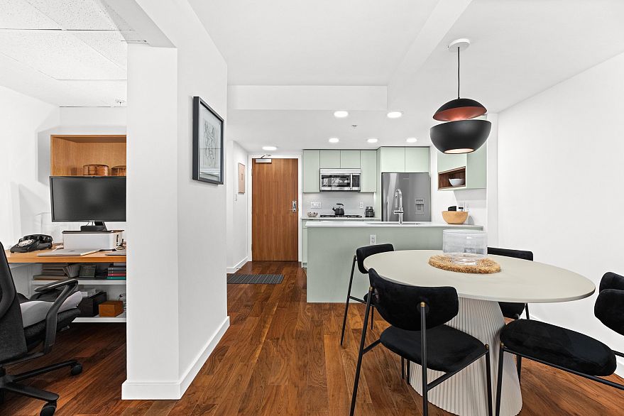 369 2080 W Broadway Street