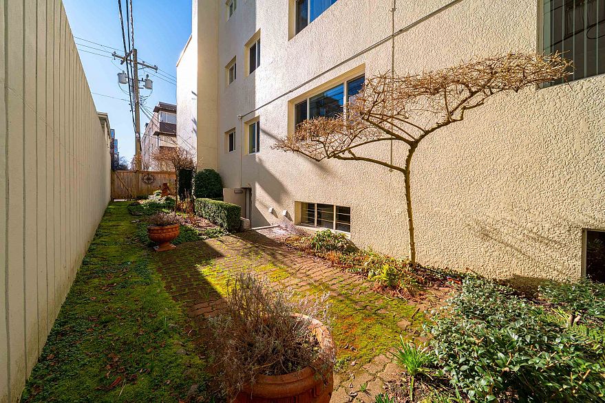 106 1972 Robson Street