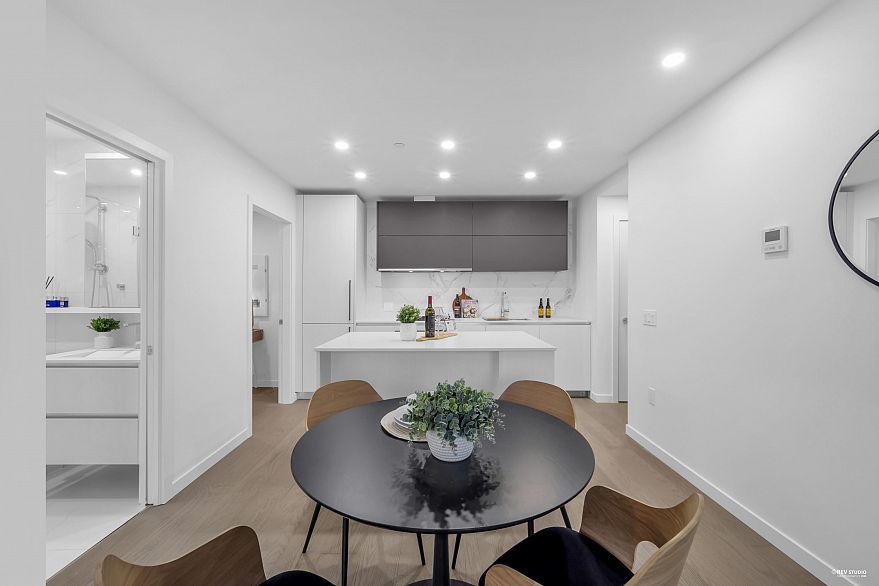 408 8415 Granville Street