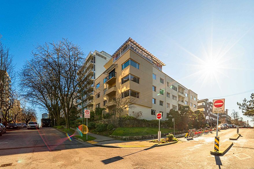 106 1972 Robson Street