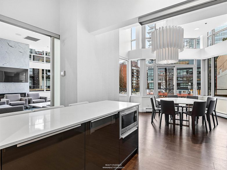 3305 1283 Howe Street