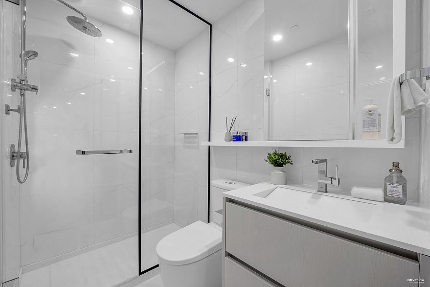 408 8415 Granville Street