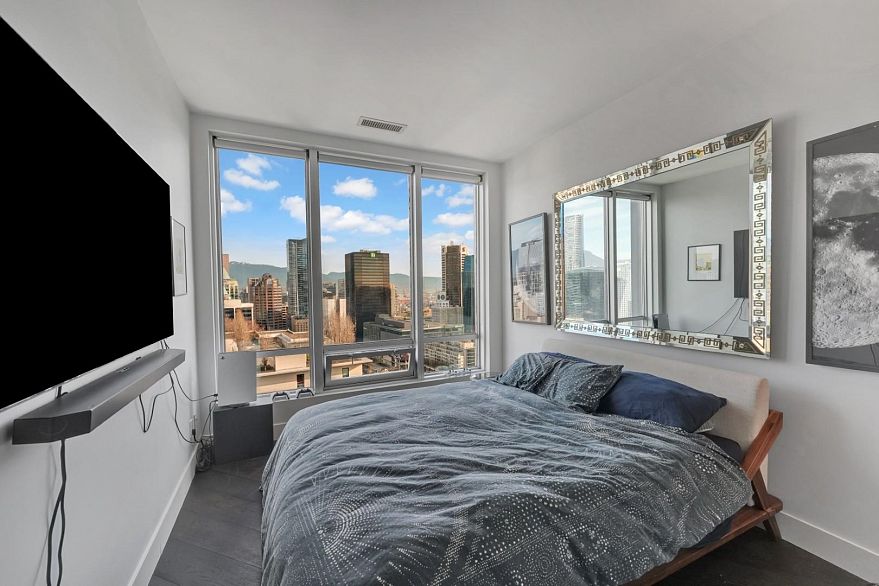 2106 989 Nelson Street