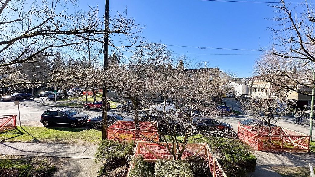 202 2080 Maple Street