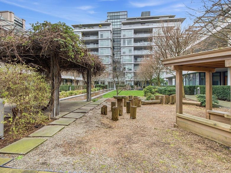 313 77 Walter Hardwick Avenue