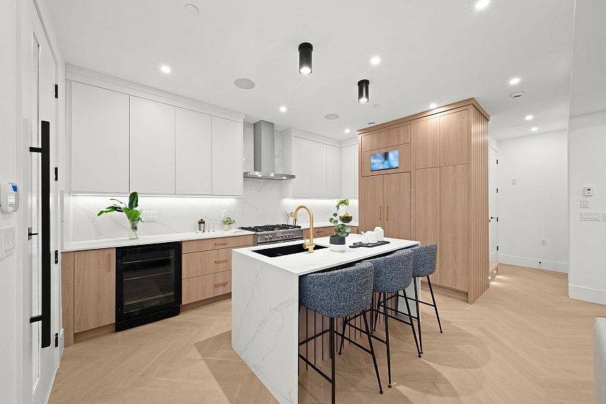 1 1967 E 13th Avenue