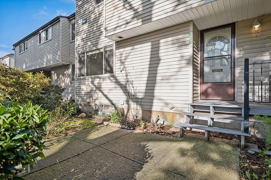 121 3461 E 49th Avenue