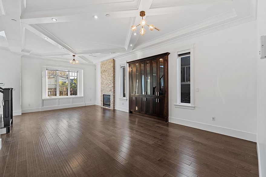 831 E King Edward Avenue