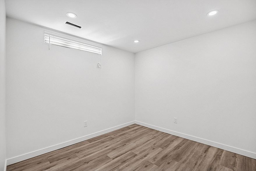 121 3461 E 49th Avenue