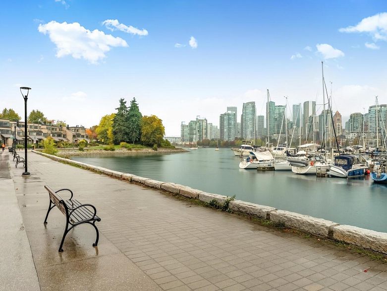 521 666 Leg In Boot Square