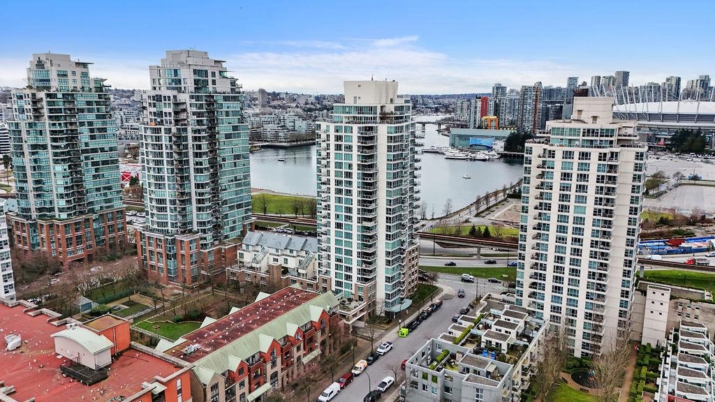 1302 120 Milross Avenue