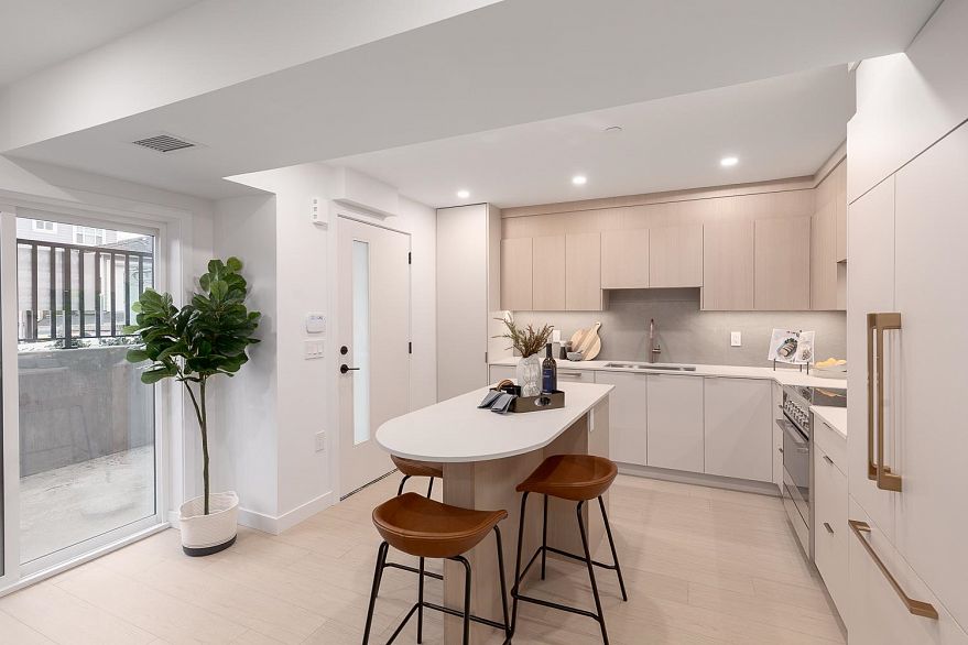 105 2339 E 34th Avenue