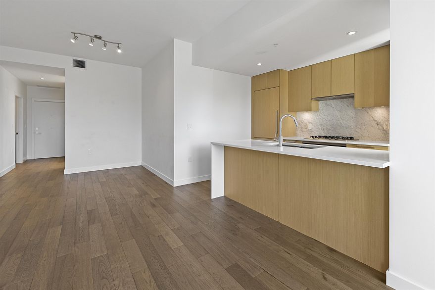 307 5383 Cambie Street