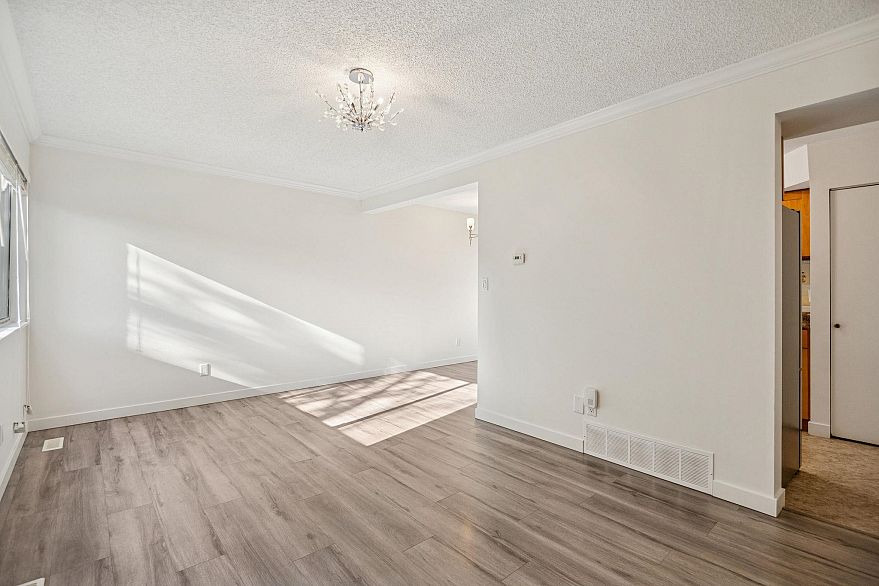 121 3461 E 49th Avenue