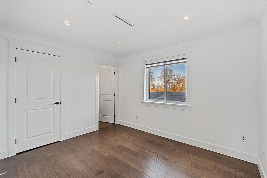 831 E King Edward Avenue