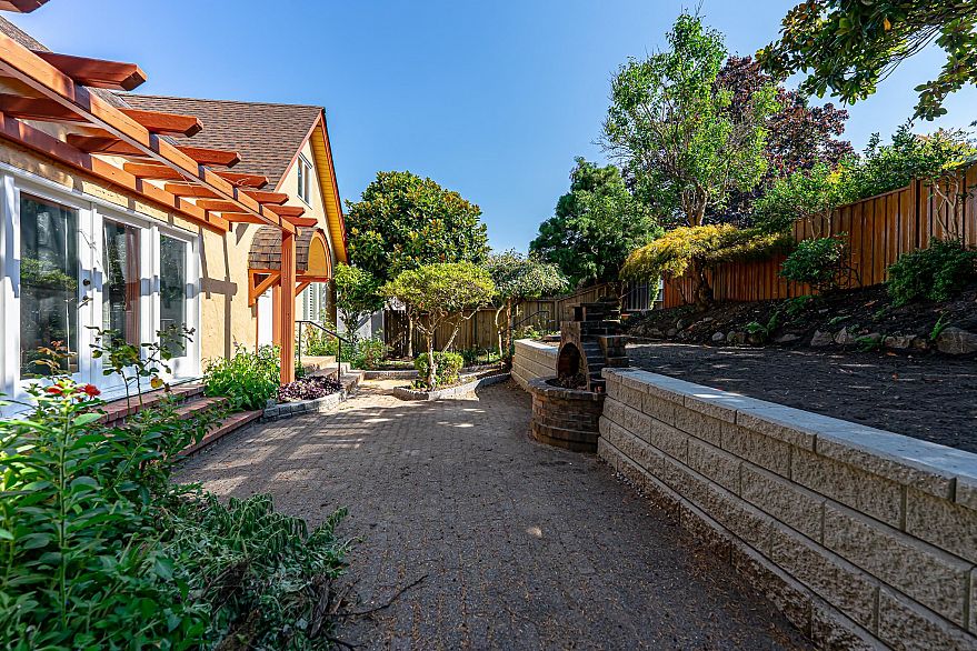 4327 Locarno Crescent