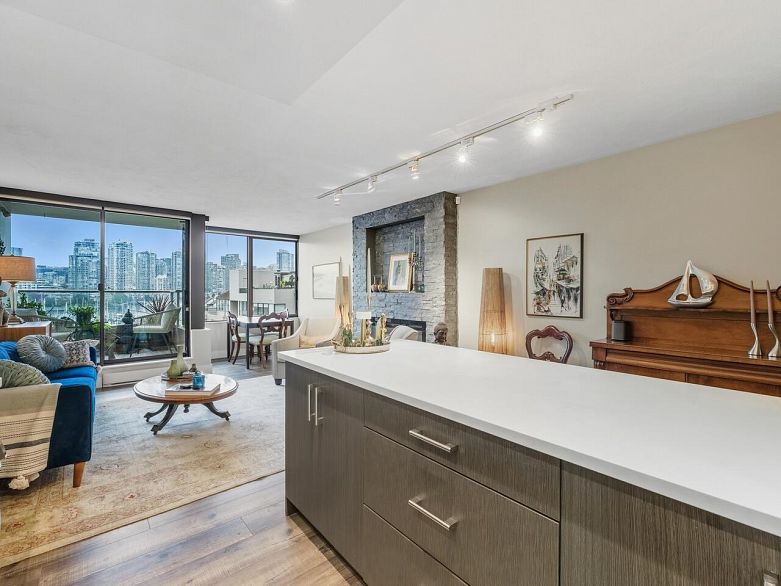 521 666 Leg In Boot Square