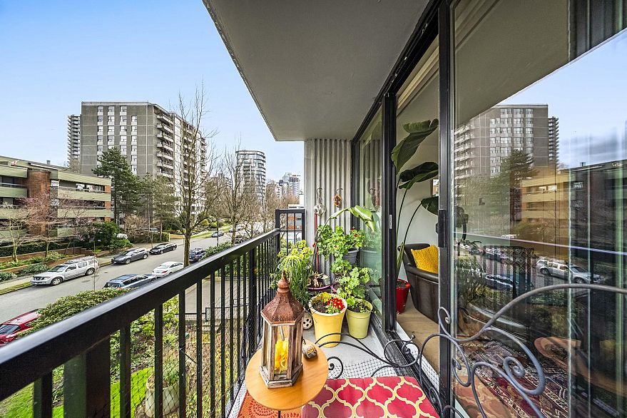 301 1330 Harwood Street