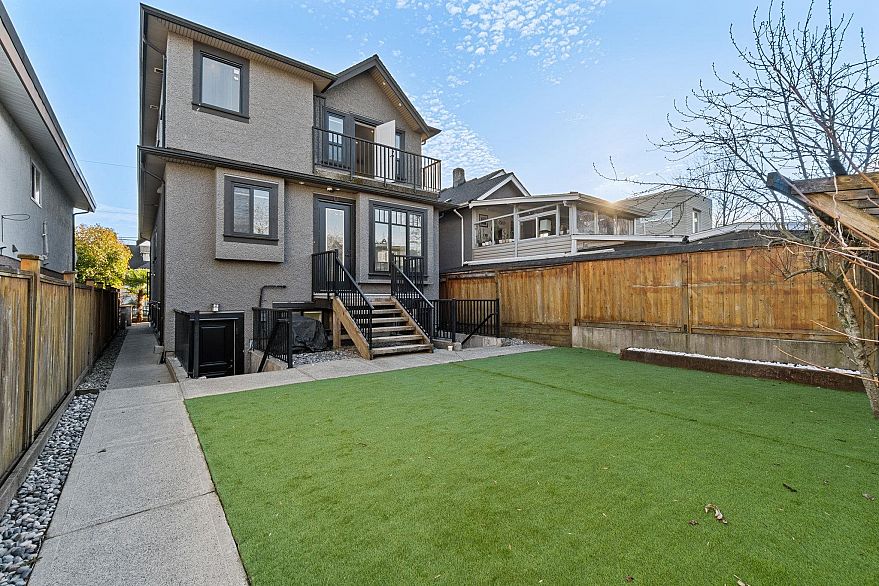 831 E King Edward Avenue