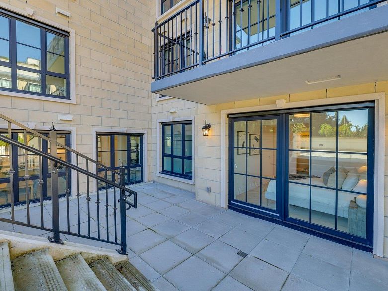 203 2096 W 47th Avenue